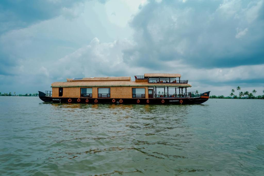 ホテル Why Not Houseboat アーラップーザ県 エクステリア 写真