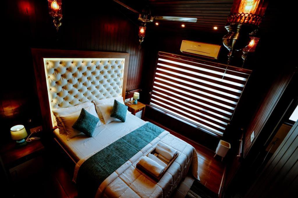 ホテル Why Not Houseboat アーラップーザ県 エクステリア 写真