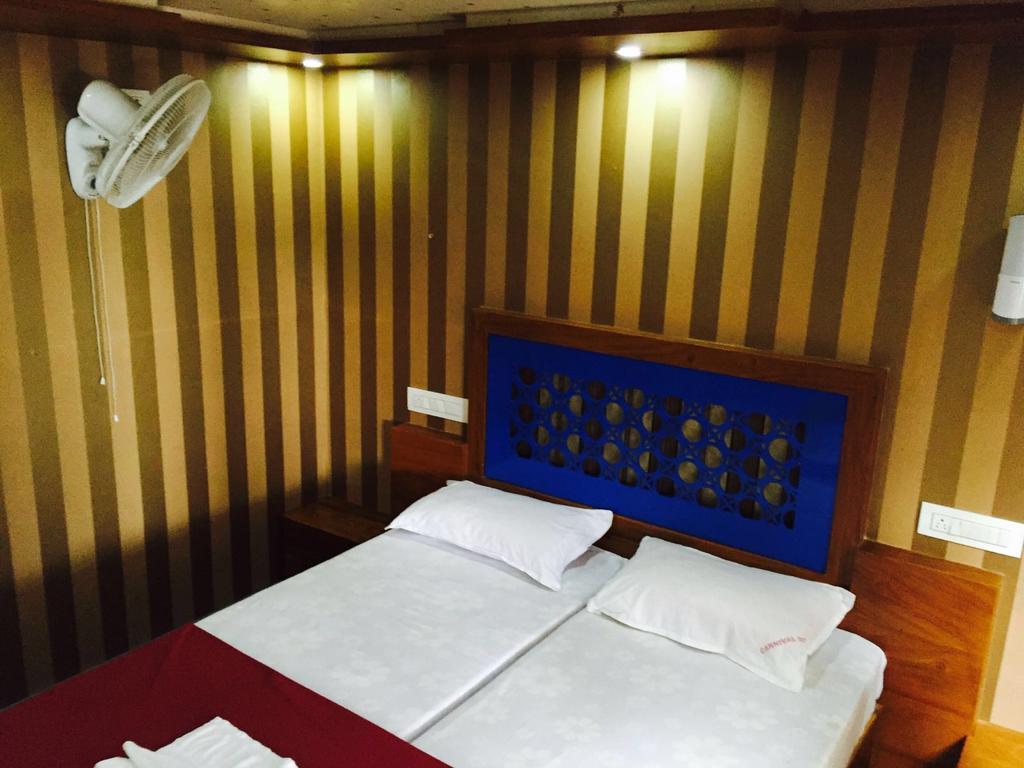 ホテル Why Not Houseboat アーラップーザ県 エクステリア 写真